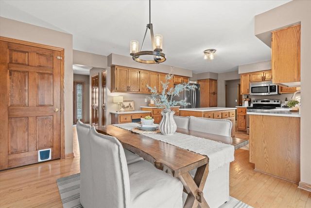 3304 River Valley ROAD, Waukesha, WI 53189