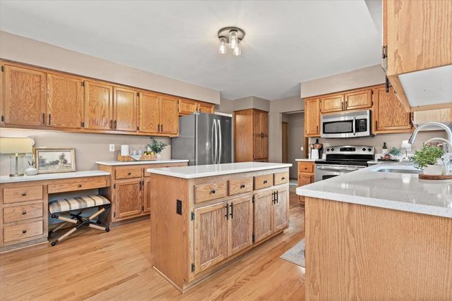3304 River Valley ROAD, Waukesha, WI 53189