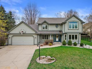 3304 River Valley ROAD, Waukesha, WI 53189