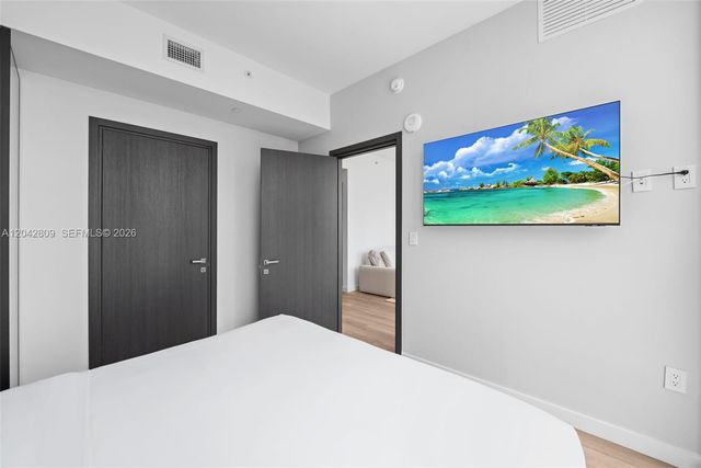 20 NE 11 2410, Miami, FL 33132