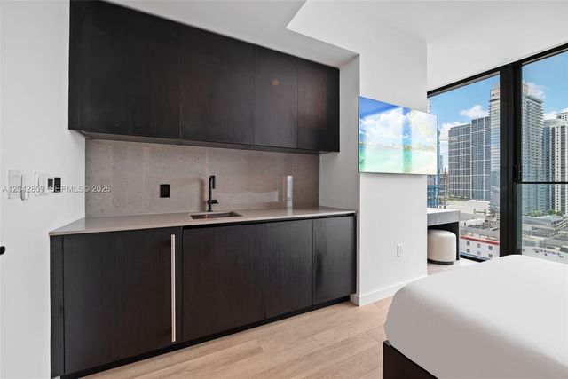 20 NE 11 2410, Miami, FL 33132