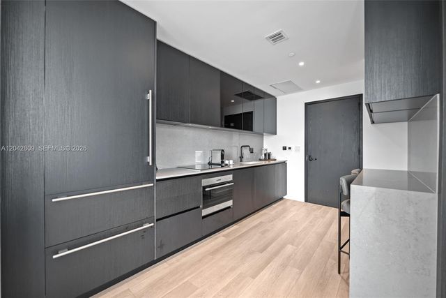 20 NE 11 2410, Miami, FL 33132