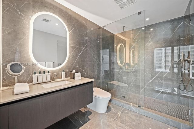 20 NE 11 2410, Miami, FL 33132