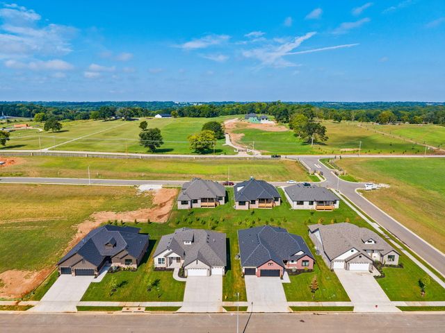 1634 S Pinecone Path, Springfield, MO 65809