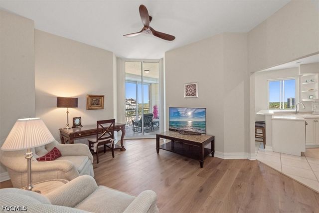425 Dockside DR PH-1, Naples, FL 34110