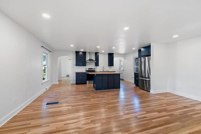 1120 N BADGER AVENUE, Appleton, WI 54914