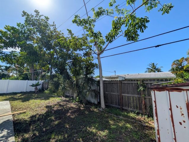 621 NE 56th Street, Oakland Park, FL 33334