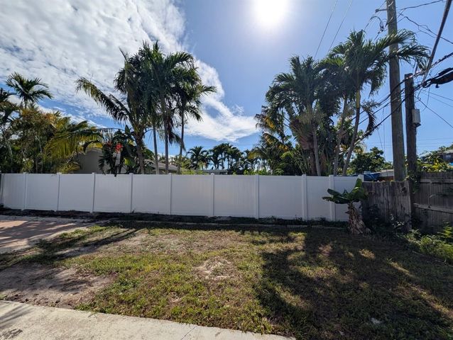 621 NE 56th Street, Oakland Park, FL 33334