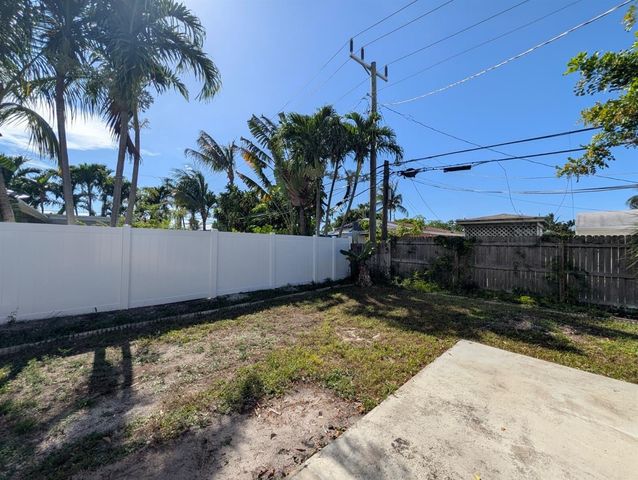621 NE 56th Street, Oakland Park, FL 33334