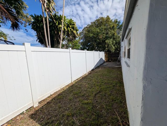 621 NE 56th Street, Oakland Park, FL 33334