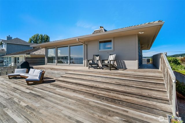 2556 Sunlight Beach Road, Clinton, WA 98236