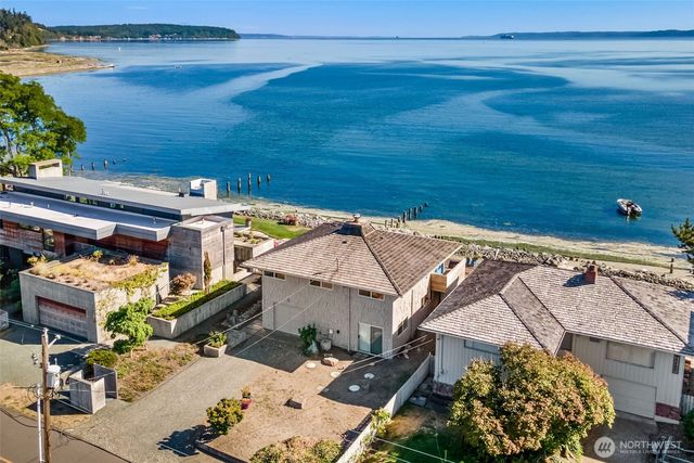 2556 Sunlight Beach Road, Clinton, WA 98236