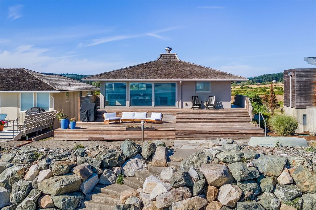 2556 Sunlight Beach Road, Clinton, WA 98236