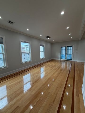 27 Lyon St 3, Boston, MA 02122