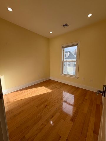27 Lyon St 3, Boston, MA 02122