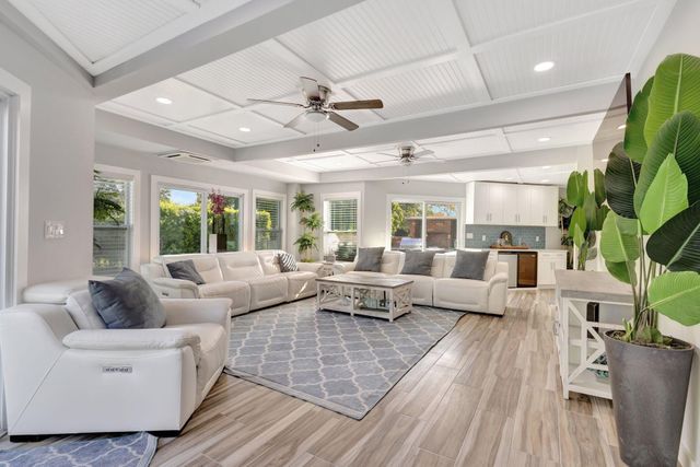 10355 Seagrape Way, Palm Beach Gardens, FL 33418