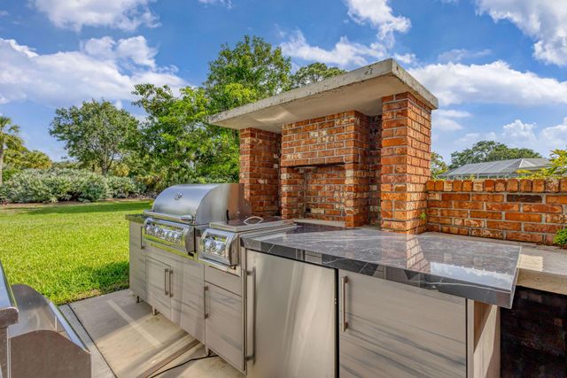10355 Seagrape Way, Palm Beach Gardens, FL 33418