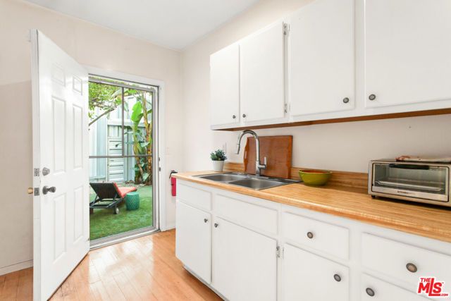 1147 Wilcox Place, Los Angeles, CA 90038