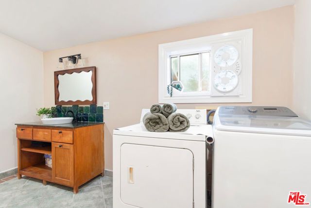 1147 Wilcox Place, Los Angeles, CA 90038