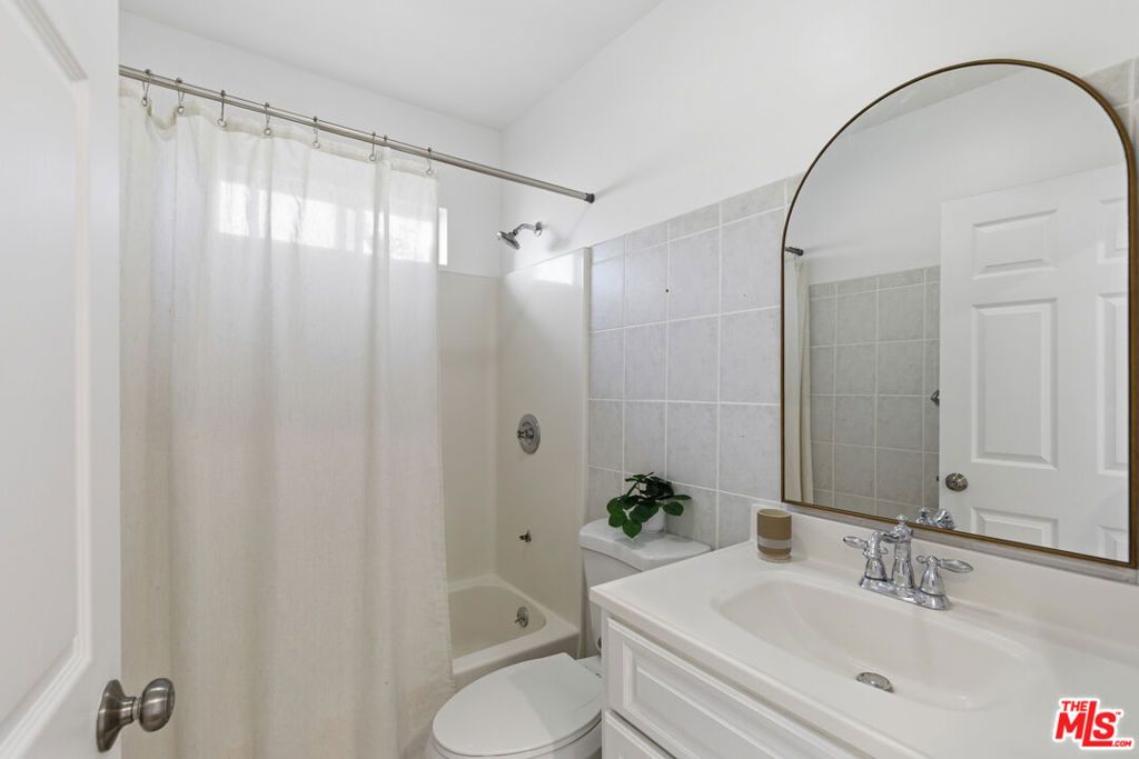 Image 12 of property listing at 640 Parkman Avenue, Los Angeles, CA 90026