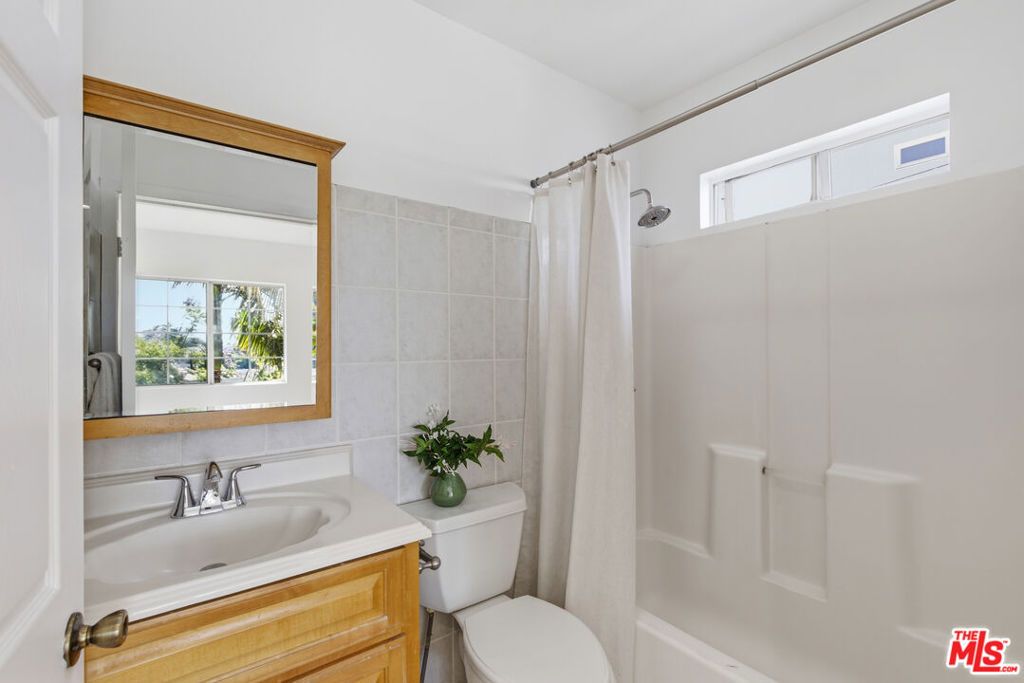 Image 15 of property listing at 640 Parkman Avenue, Los Angeles, CA 90026