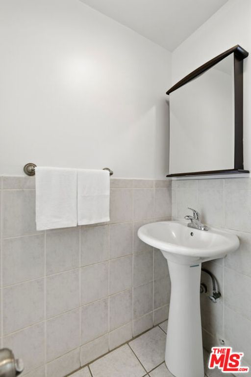 Image 19 of property listing at 640 Parkman Avenue, Los Angeles, CA 90026