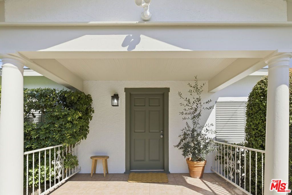 Image 21 of property listing at 640 Parkman Avenue, Los Angeles, CA 90026