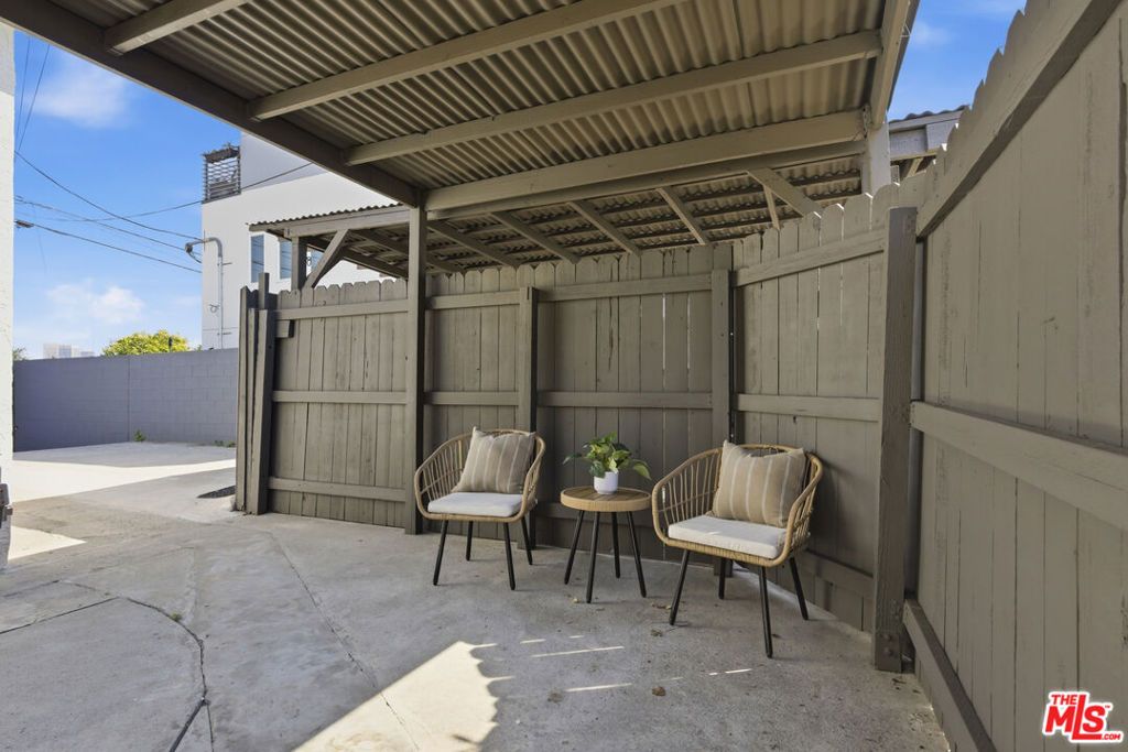 Image 23 of property listing at 640 Parkman Avenue, Los Angeles, CA 90026
