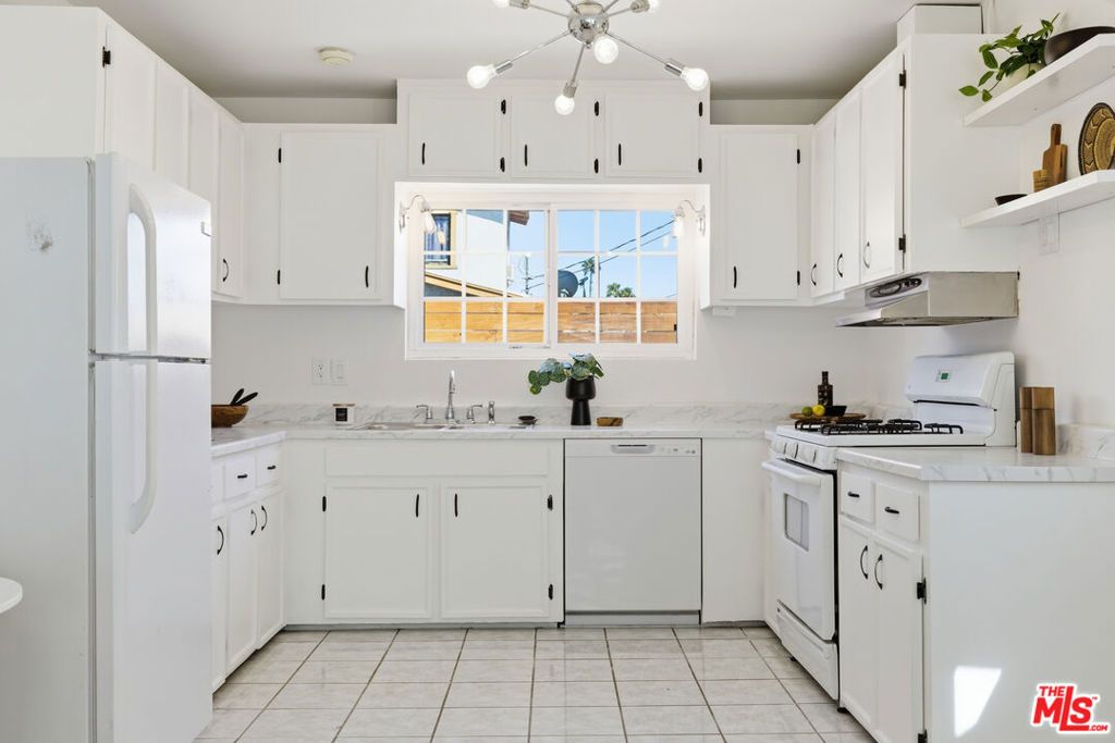 Image 27 of property listing at 640 Parkman Avenue, Los Angeles, CA 90026