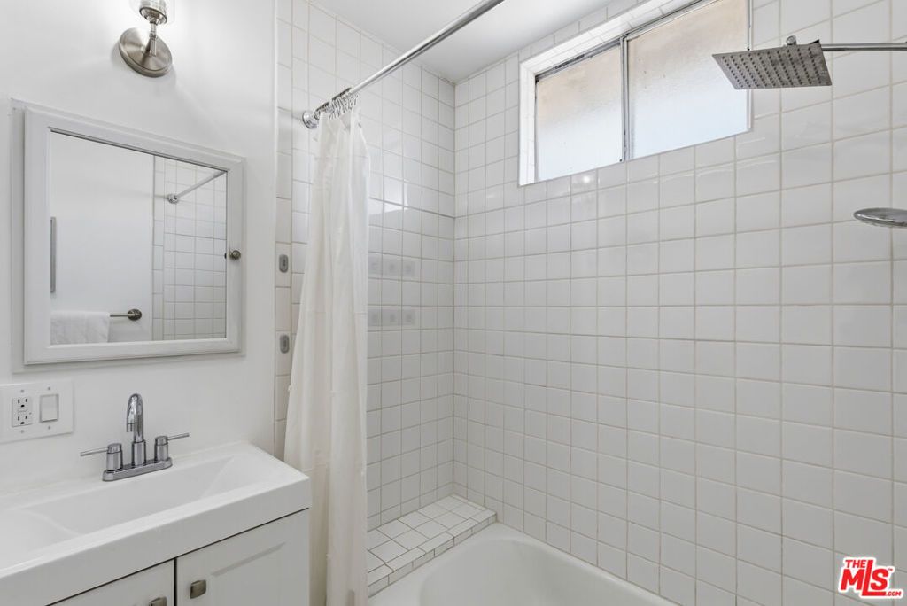 Image 35 of property listing at 640 Parkman Avenue, Los Angeles, CA 90026