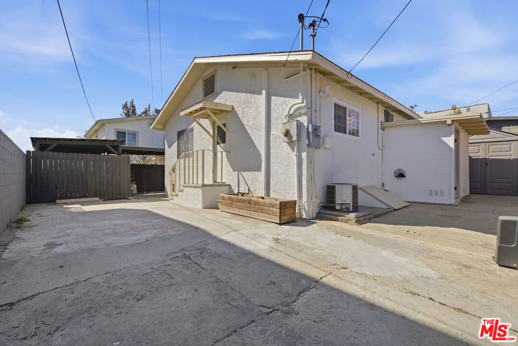 Image 36 of property listing at 640 Parkman Avenue, Los Angeles, CA 90026