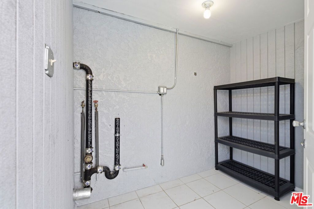 Image 37 of property listing at 640 Parkman Avenue, Los Angeles, CA 90026