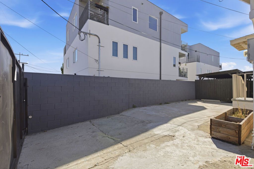Image 38 of property listing at 640 Parkman Avenue, Los Angeles, CA 90026