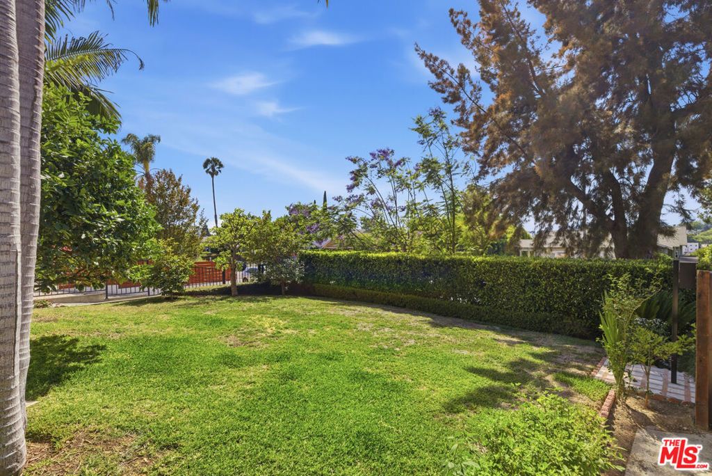Image 39 of property listing at 640 Parkman Avenue, Los Angeles, CA 90026