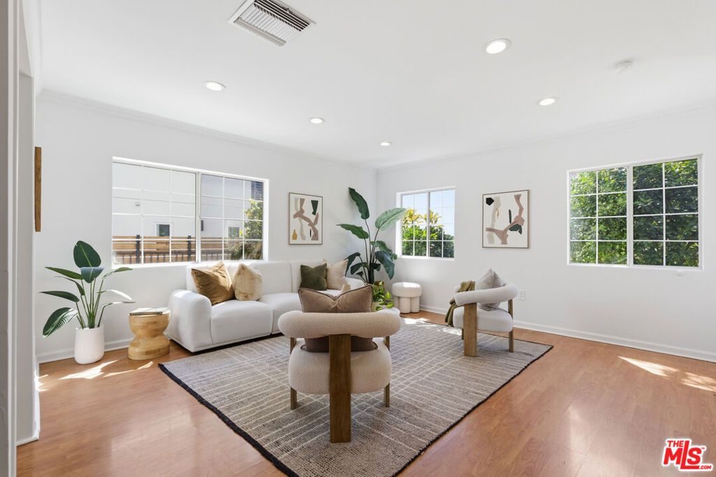 Image 4 of property listing at 640 Parkman Avenue, Los Angeles, CA 90026
