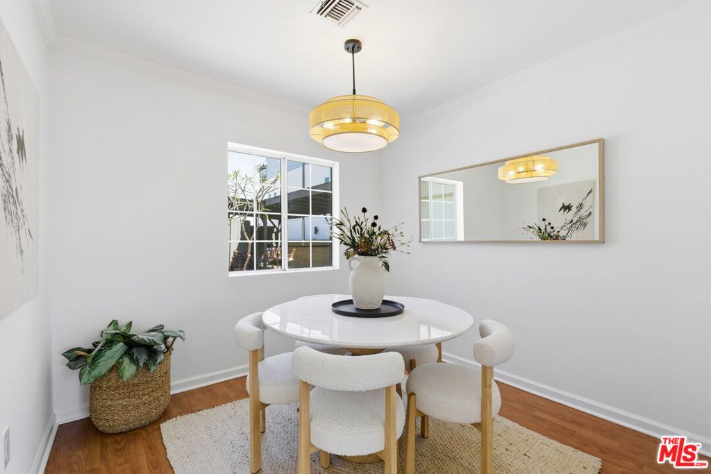 Image 5 of property listing at 640 Parkman Avenue, Los Angeles, CA 90026