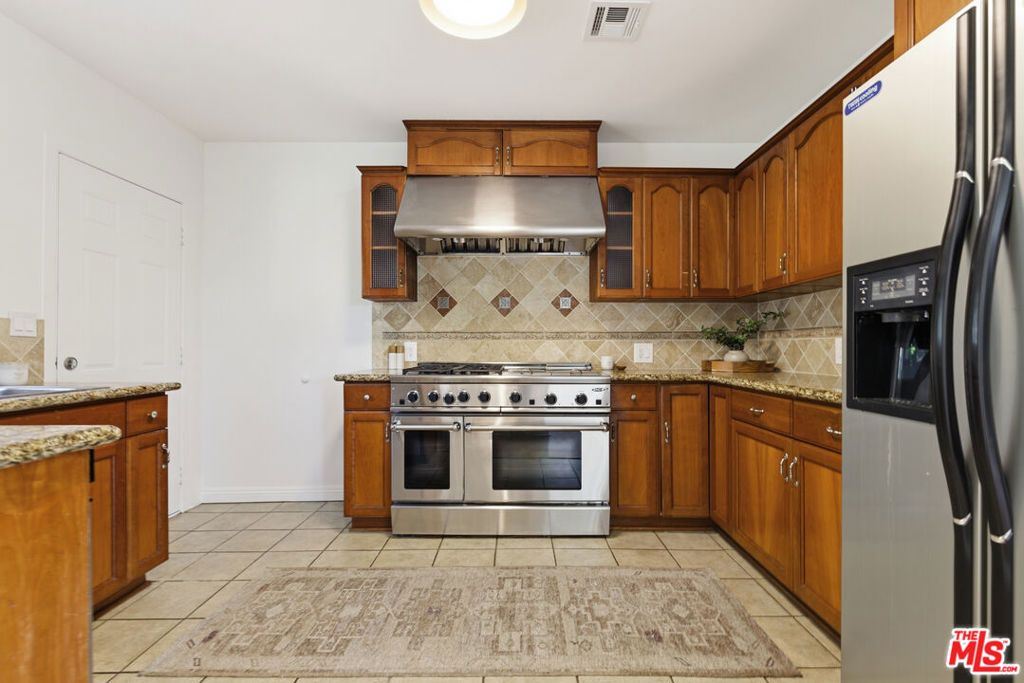 Image 7 of property listing at 640 Parkman Avenue, Los Angeles, CA 90026