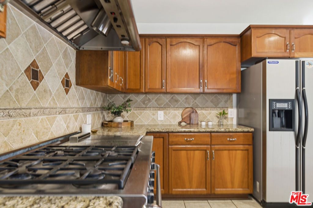 Image 8 of property listing at 640 Parkman Avenue, Los Angeles, CA 90026