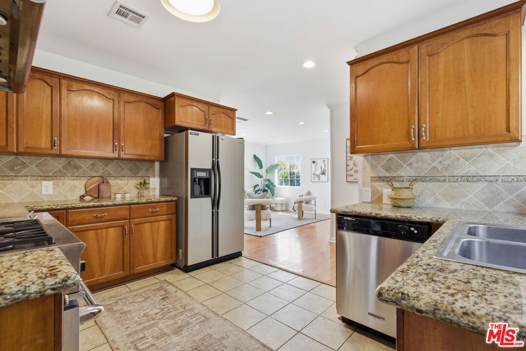 Image 9 of property listing at 640 Parkman Avenue, Los Angeles, CA 90026