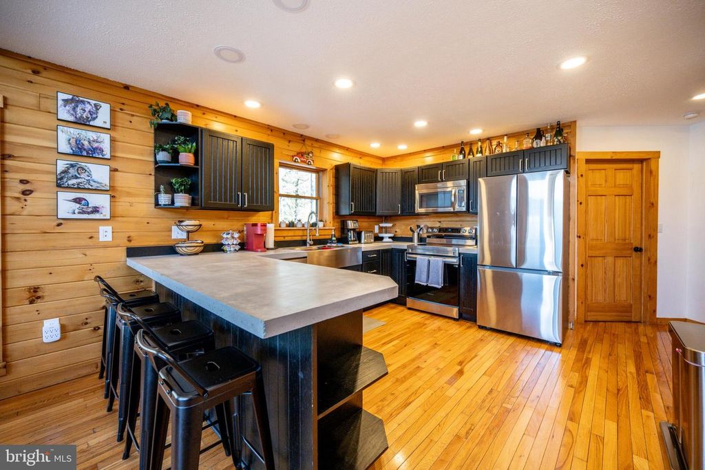 Image 16 of property listing at 660 GLENDALE RD, Oakland, MD 21550