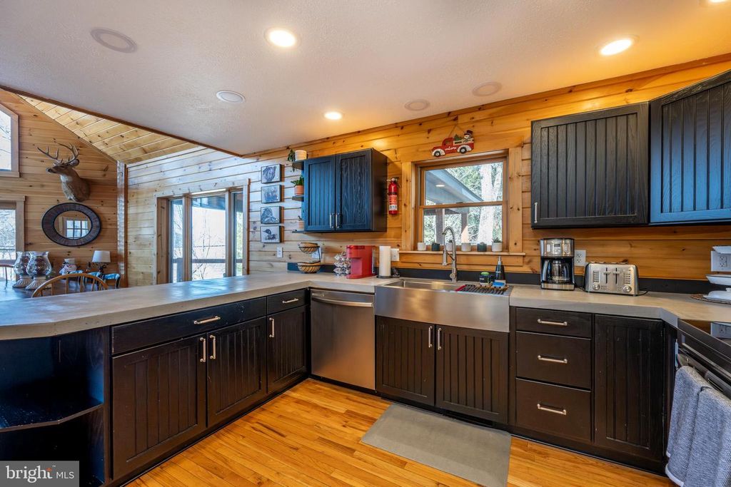 Image 17 of property listing at 660 GLENDALE RD, Oakland, MD 21550