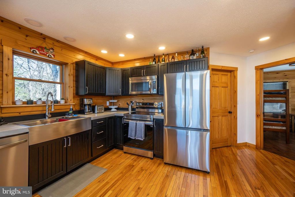 Image 19 of property listing at 660 GLENDALE RD, Oakland, MD 21550