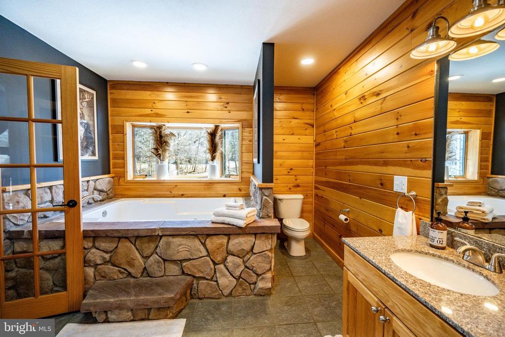 Image 24 of property listing at 660 GLENDALE RD, Oakland, MD 21550