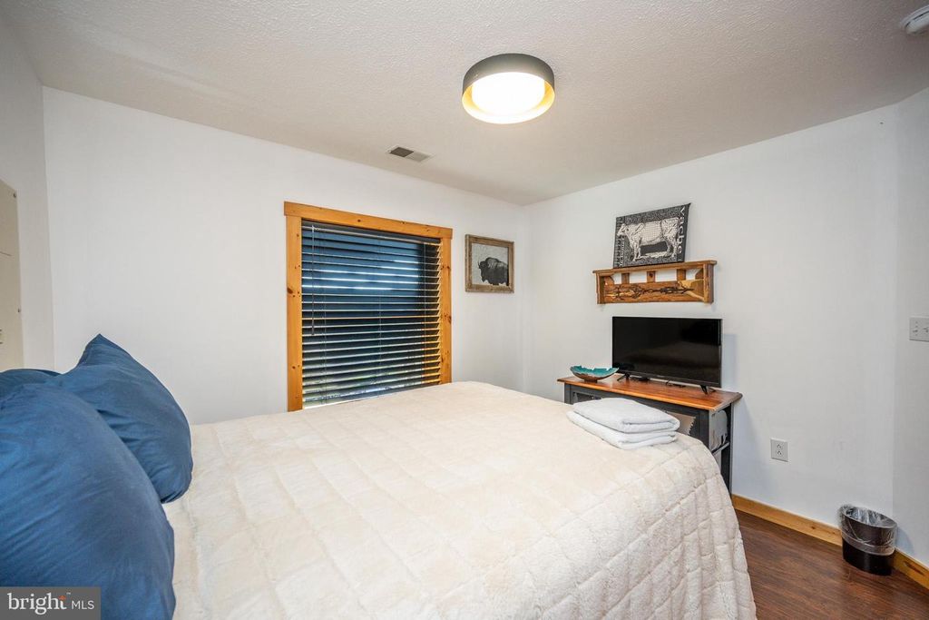 Image 54 of property listing at 660 GLENDALE RD, Oakland, MD 21550