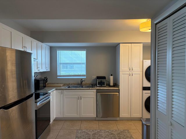 11 Colonial Club Drive 105, Boynton Beach, FL 33435