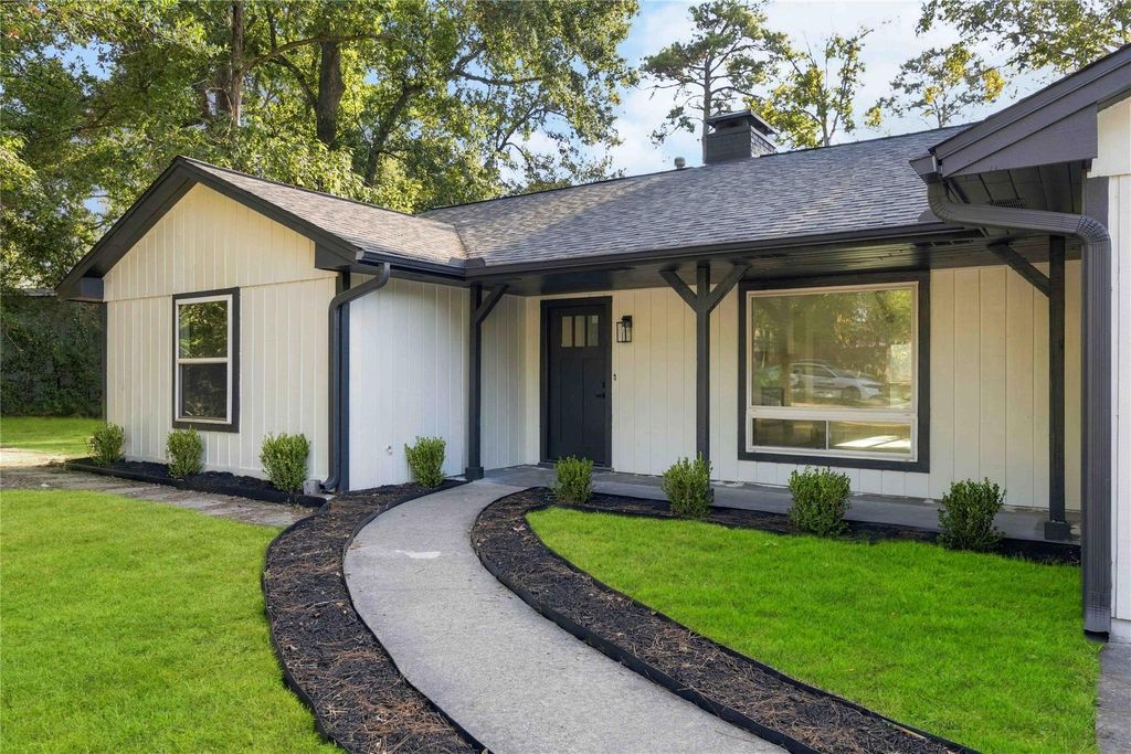 333 Rolling Hills Drive, Conroe, TX 77304