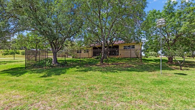1443 KINGS COVE DR, Canyon Lake, TX 78133