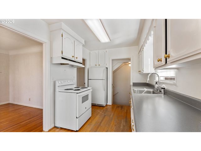 7256 N CHAUTAUQUA Blvd, Portland, OR 97217