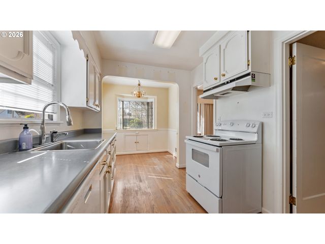 7256 N CHAUTAUQUA Blvd, Portland, OR 97217