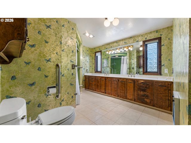 7256 N CHAUTAUQUA Blvd, Portland, OR 97217